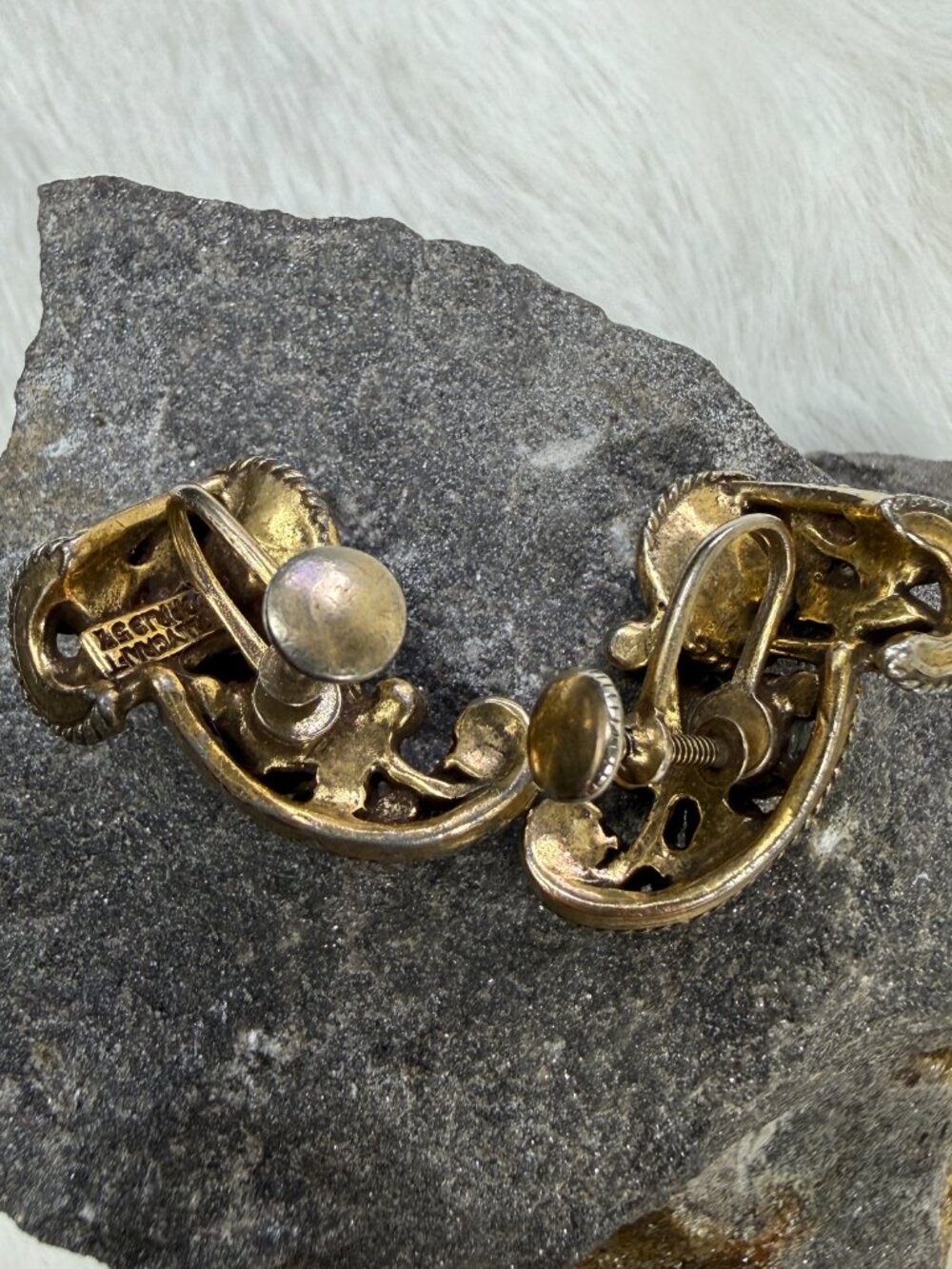 Vintage 1950s Hollycraft Pastel Gold Tone Screw Back Earrings 1" X .75" - Picture 7 of 14